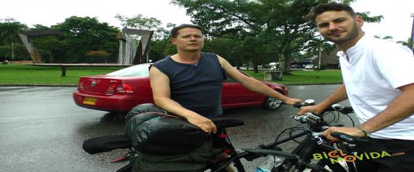 Octave y James van por Colombia en Bicicleta