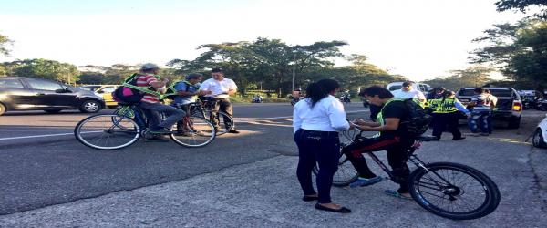 Entrega de elementos de seguridad a ciclistas y peatones